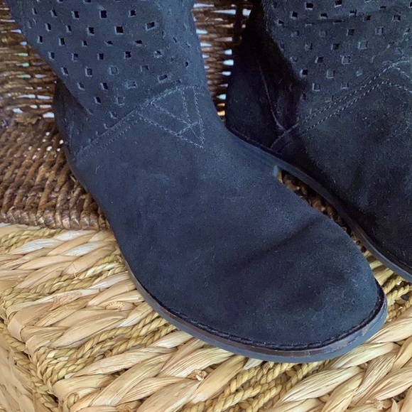TOMS boots. sz 8 good used condition. - Picture 3 of 8